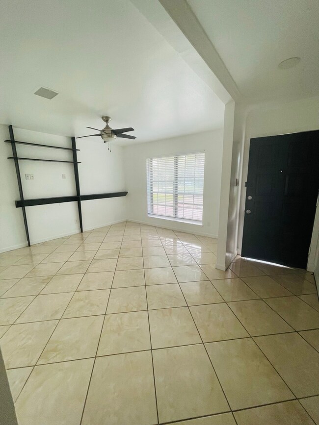 6411 King Post Dr, Houston, TX 77088 - photo 2