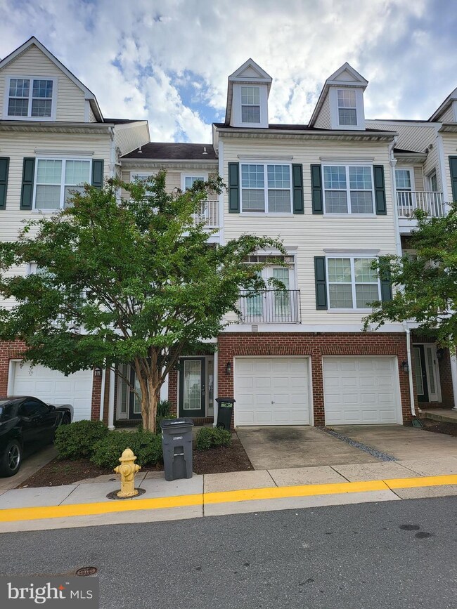 13945 Hollow Wind Way unit 101, Woodbridge, VA 22191 - photo 2