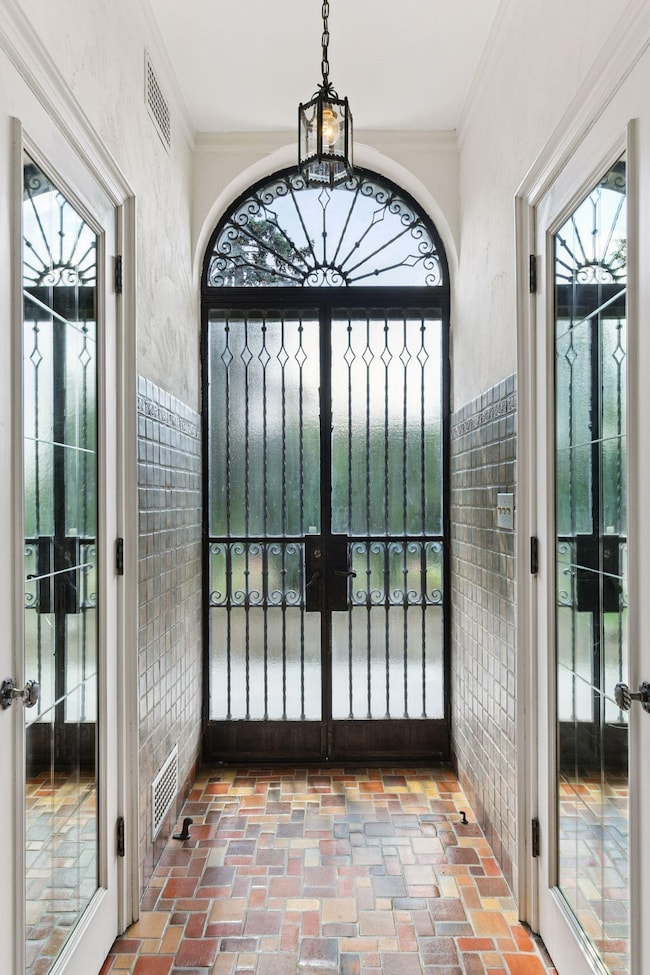 2308 W Lake of the Isles Pkwy, Minneapolis, MN 55405 - photo 4