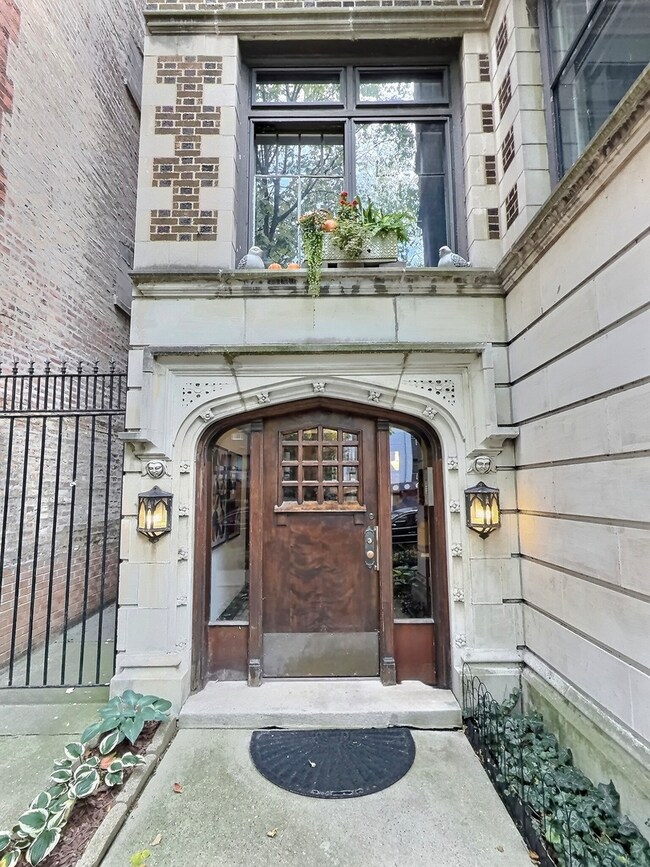 2921 N Pine Grove Ave unit 1, Chicago, IL 60657 - photo 2