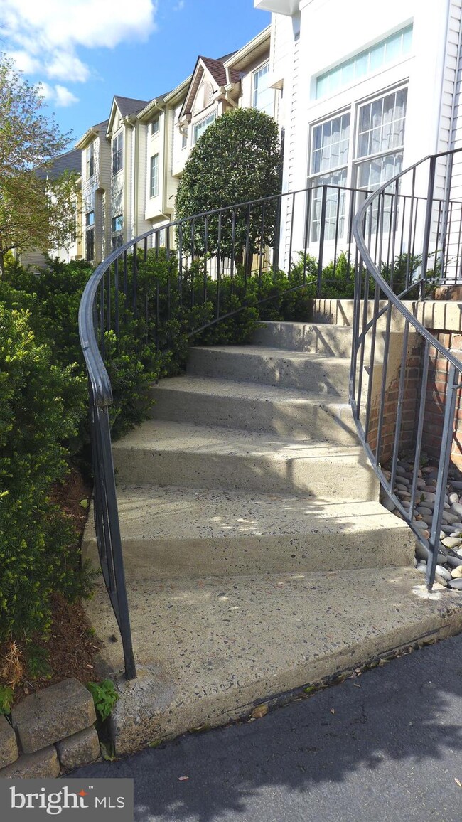 6523 Palisades Dr, Centreville, VA 20121 - photo 4