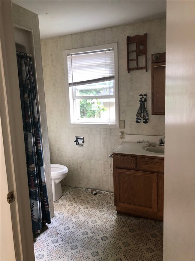 9 Walnut St, Claremont, NH 03743 - photo 5