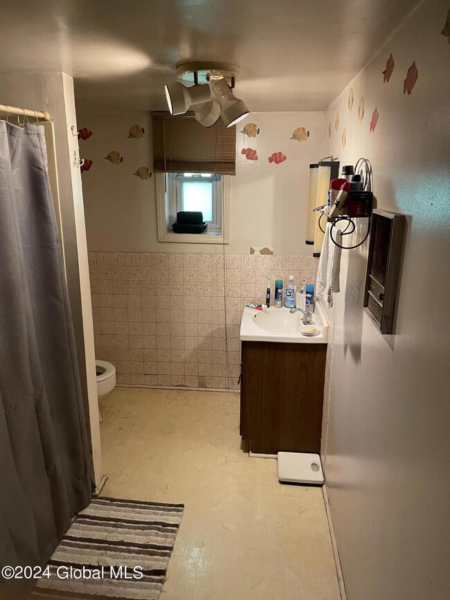 2nd Floor Full Bathroom