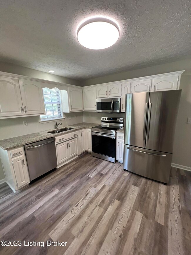 6611 Burlwood Dr, Louisville, KY 40229 - photo 5