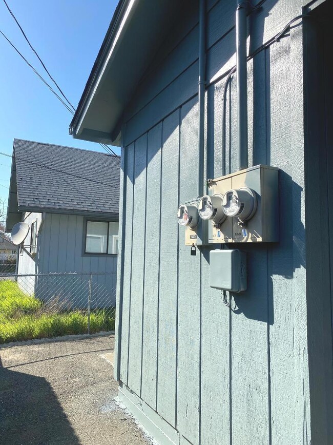 733 SW H St, Grants Pass, OR 97526 - photo 5