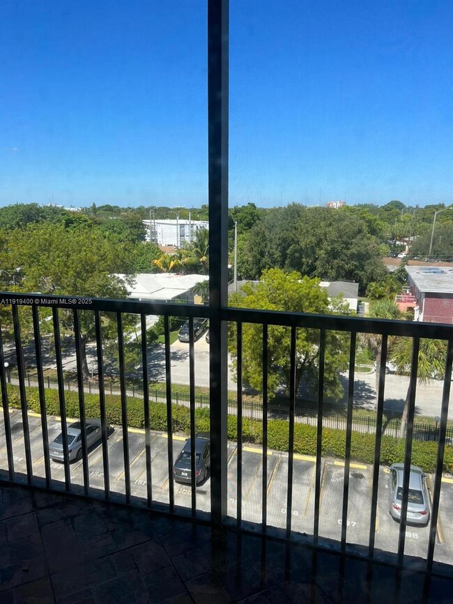 16950 W Dixie Hwy A631 Hwy unit 631, North Miami Beach, FL 33160 - photo 2