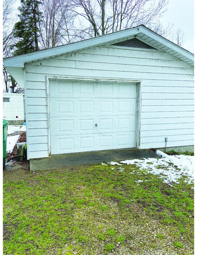 23181 River Run Road Garage