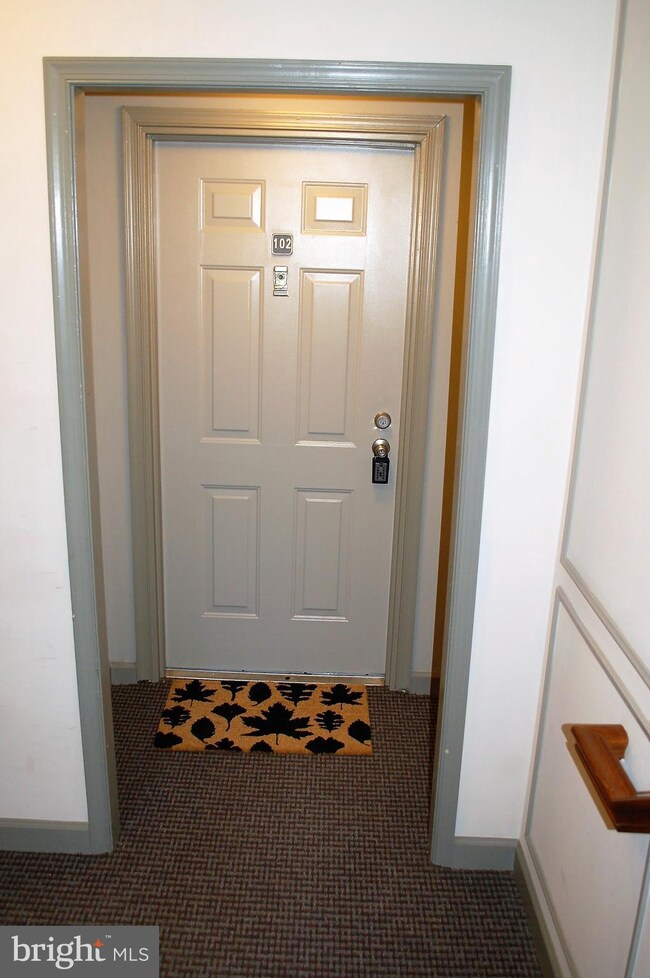 5 Pickering Ct unit 102, Germantown, MD 20874 - photo 4
