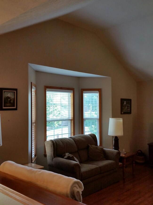 781 Nottinghill Gate living room 1