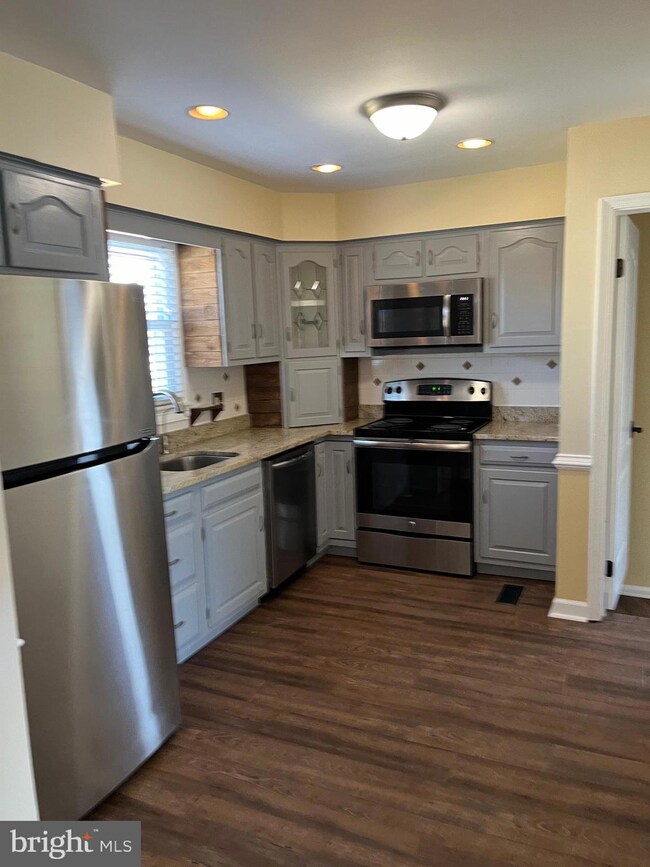 619 Douglas St, Brooklyn, MD 21225 - photo 4