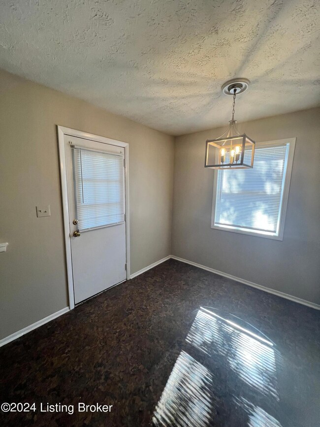 7727 Rochelle Rd, Louisville, KY 40228 - photo 3