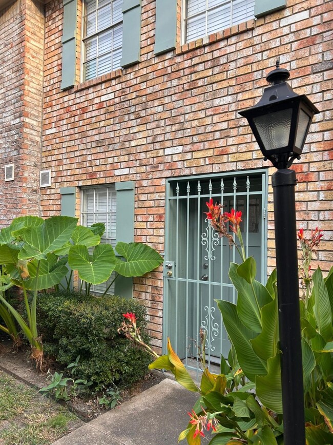 1715 Moritz Dr unit 7, Houston, TX 77055 - photo 3