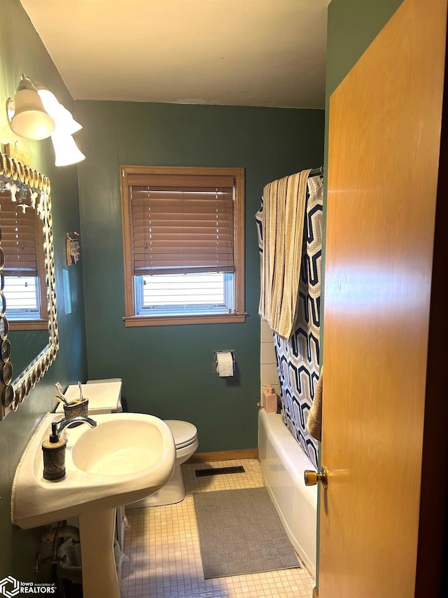 205 N Lincoln Ave, Graettinger, IA 51342 - photo 5