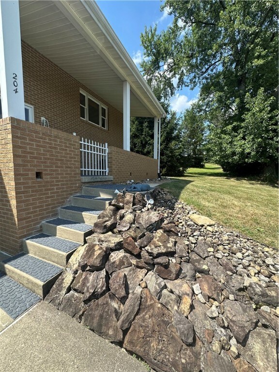 204 Morrow Way, Aliquippa, PA 15001 - photo 2