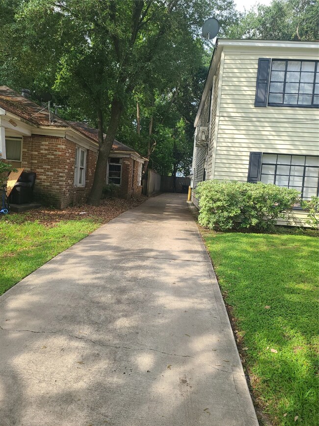 driveway leading to parking in the back
