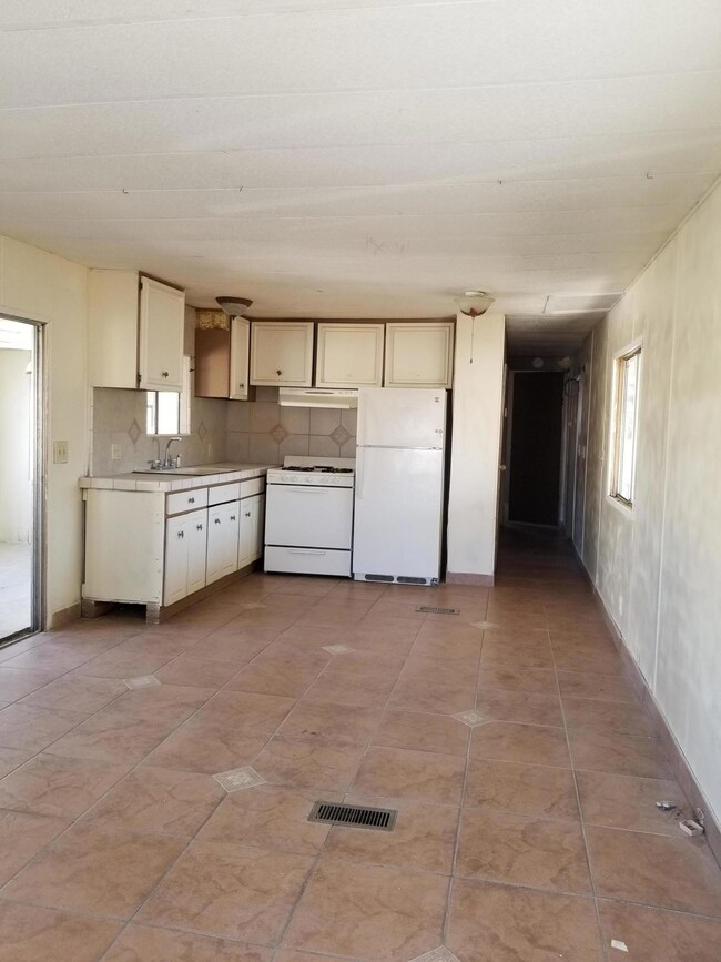 1601 Poso Dr unit 68, Wasco, CA 93280 - photo 6