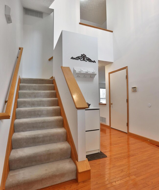 9199 Windy Creek Dr, Columbus, OH 43240 - photo 2