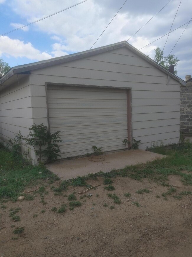 1009 garage alley side
