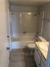 Bathroom with toilet, bathing tub / shower combina