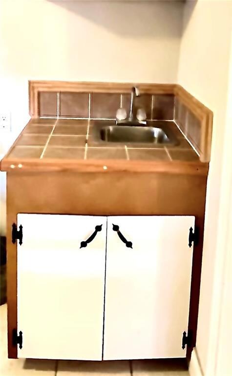 Kitchen, extra wet bar