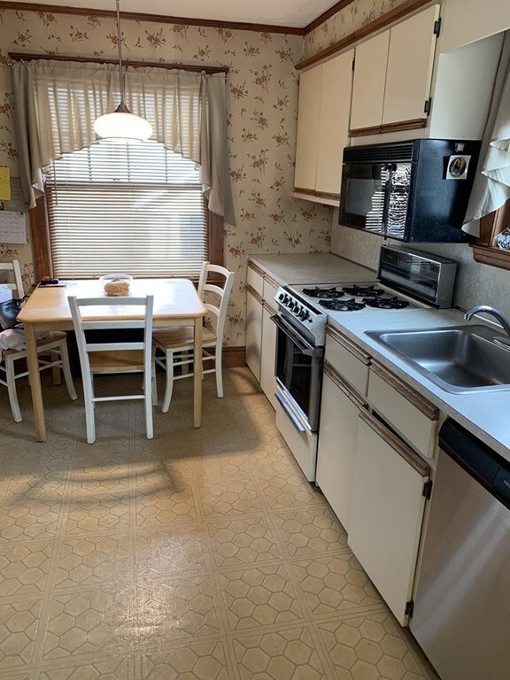 7 Horton St, Saugus, MA 01906 - photo 4