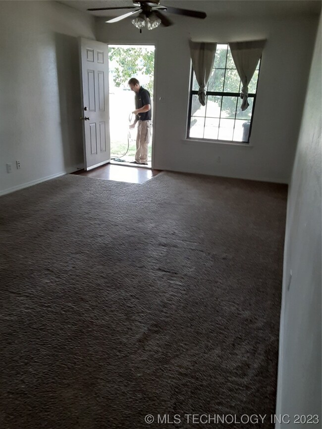 1102 N Willow Dr, Claremore, OK 74017 - photo 3