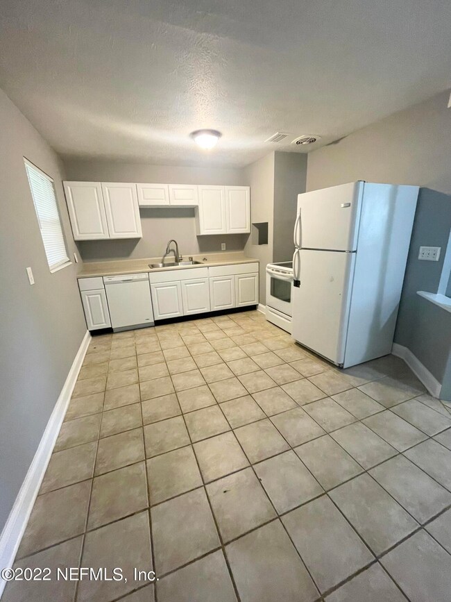 8059 Pierre Dr, Jacksonville, FL 32210 - photo 4