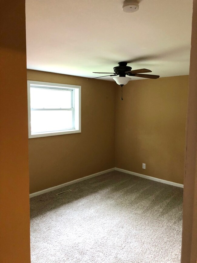 319 Amarillo Dr, Carpentersville, IL 60110 - photo 6