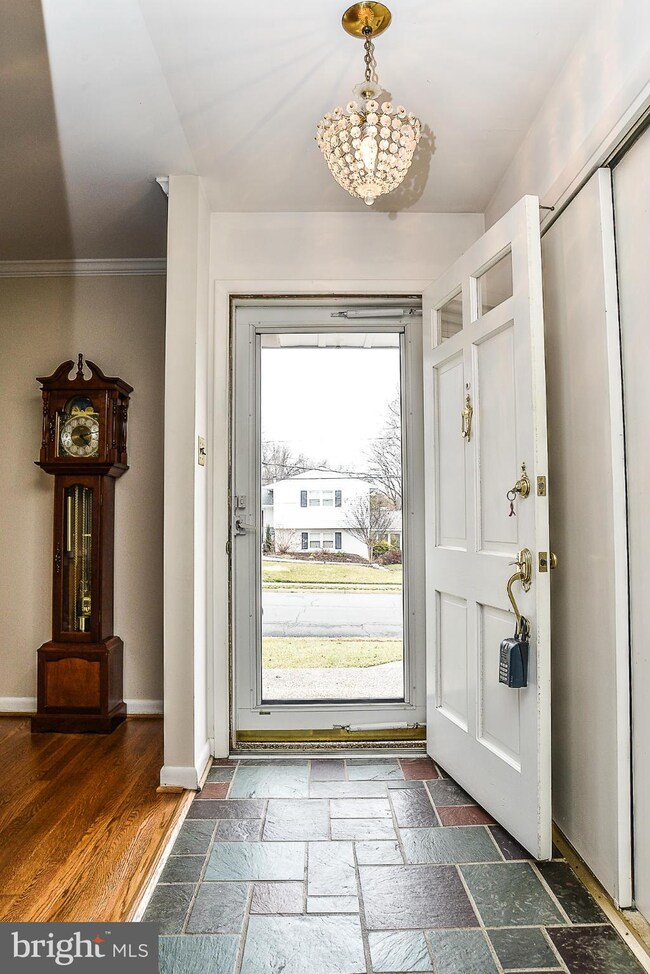 606 Manor Dr NE, Vienna, VA 22180 - photo 2