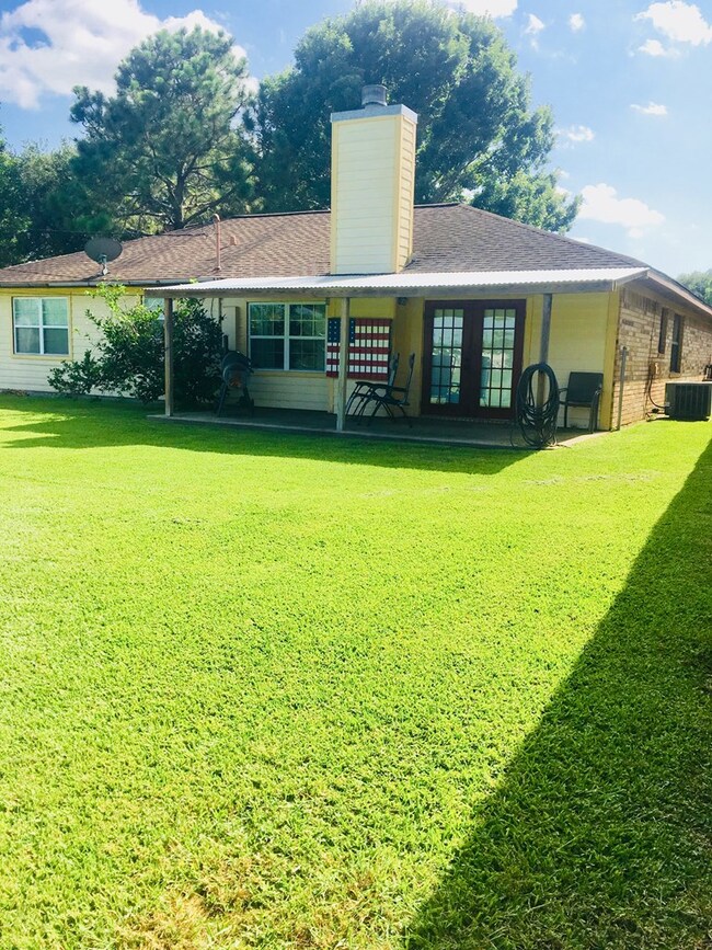 112 Ronald Ave, Bay City, TX 77414 - photo 3