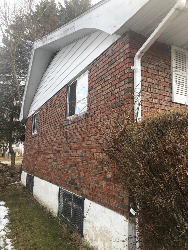 1121 E State St, Archbald, PA 18403 - photo 4