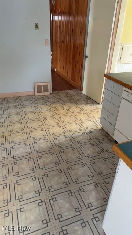 828 E 216th St, Cleveland, OH 44119 - photo 5