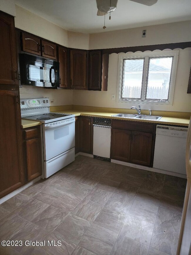 342 Taylor Ct, Troy, NY 12180 - photo 3