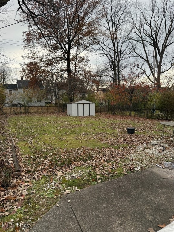 View of yard featuring a shed