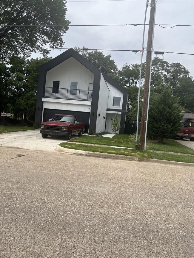View of property's community featuring a yard
