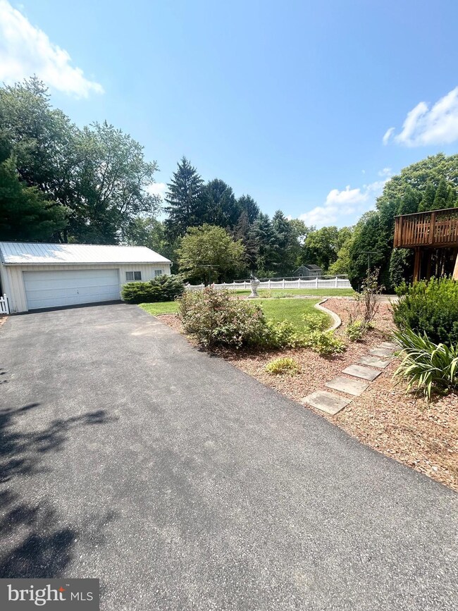 618 Lyman Ave, Womelsdorf, PA 19567 - photo 4