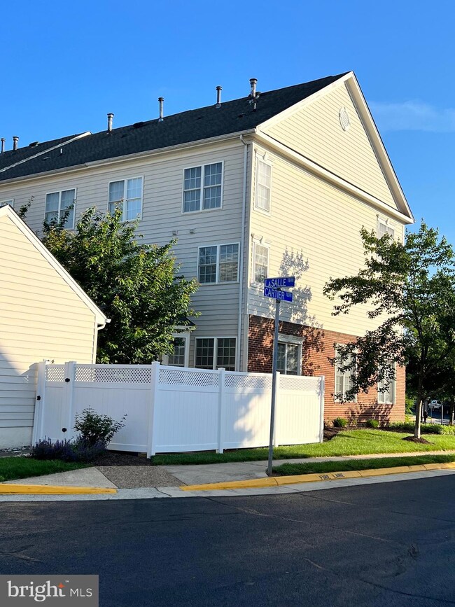 42495 Regal Wood Dr, Ashburn, VA 20148 - photo 3