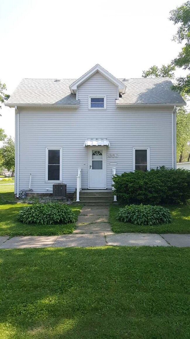 606 W 2nd St, Cedar Falls, IA 50613 - photo 3
