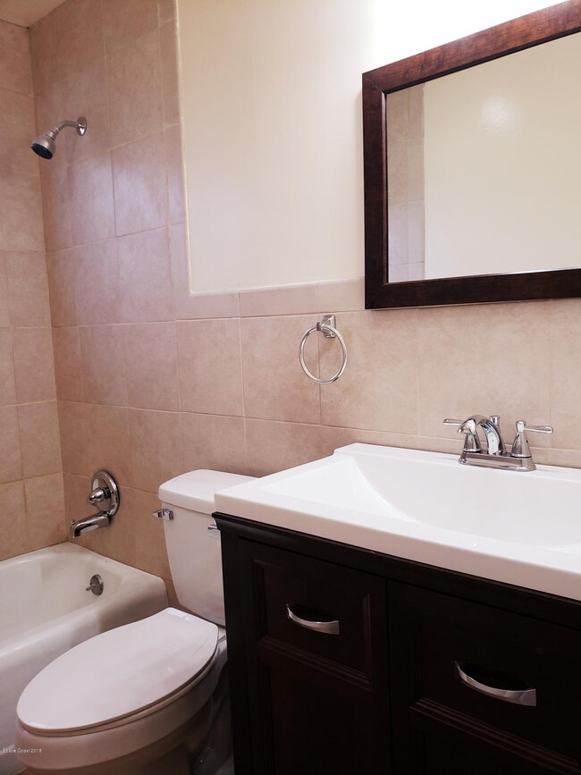 822 Morning Side - Hall Bath 2