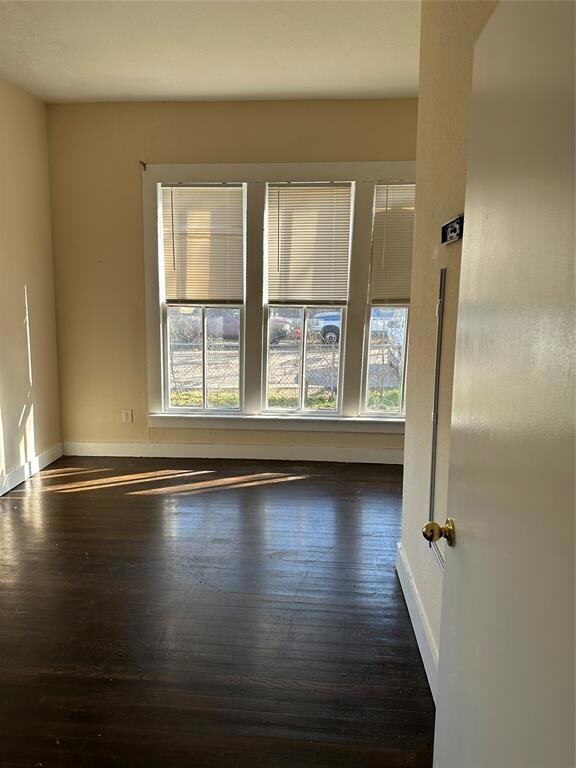 607 NW Main St, Ennis, TX 75119 - photo 7