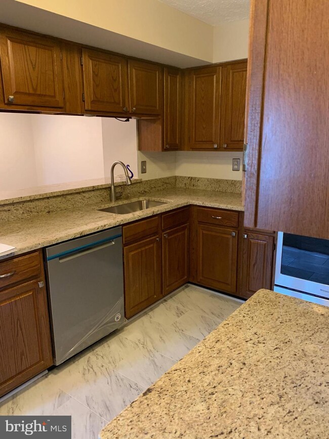 12205 Saint Peter Ct unit F, Germantown, MD 20874 - photo 5