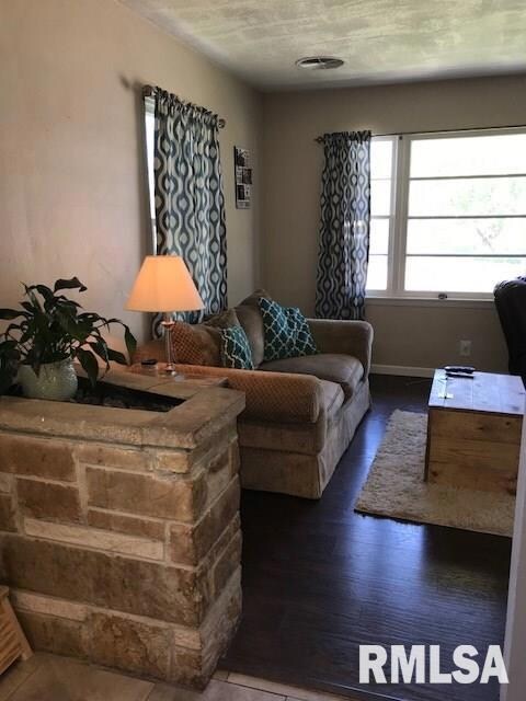 1323 W 38th Place, Davenport, IA 52806 - photo 5