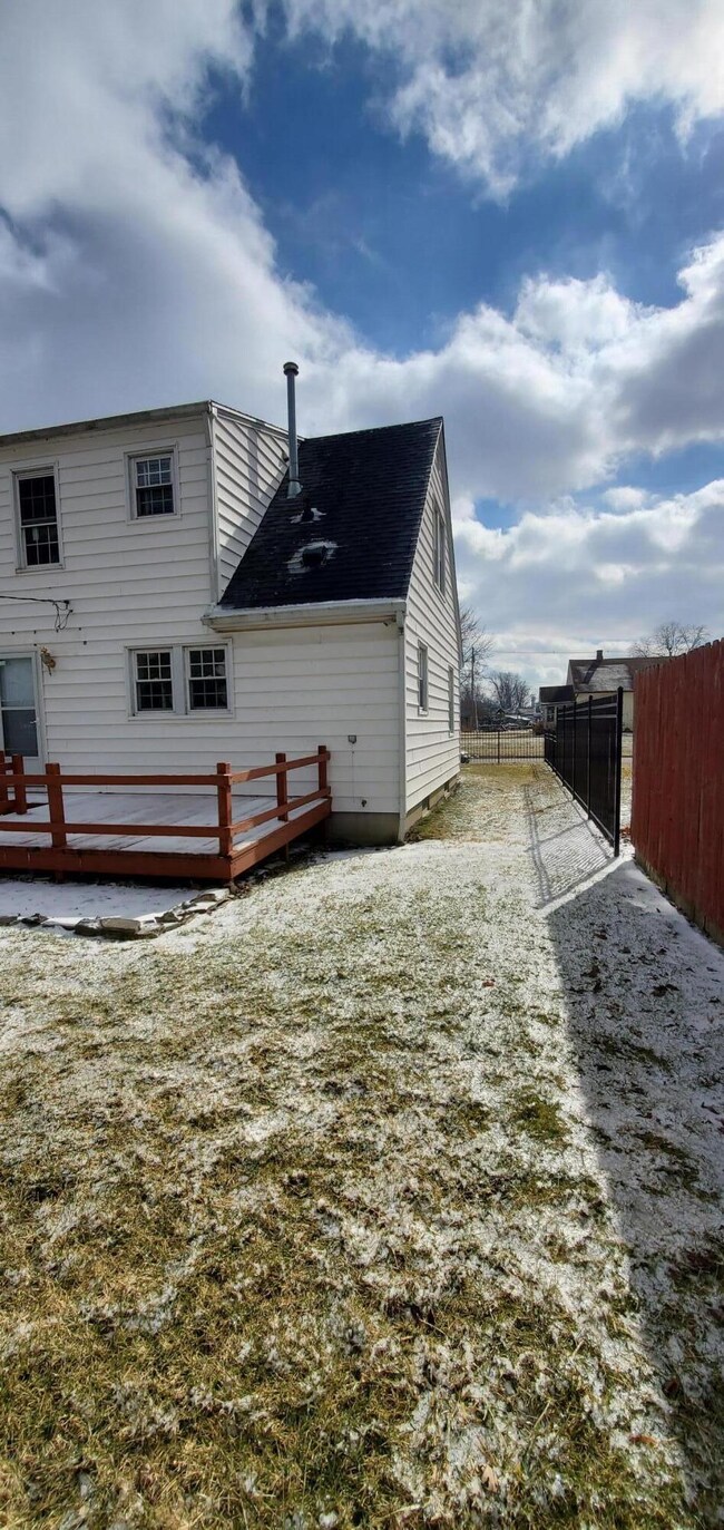 504 E Benton St, Wapakoneta, OH 45895 - photo 4