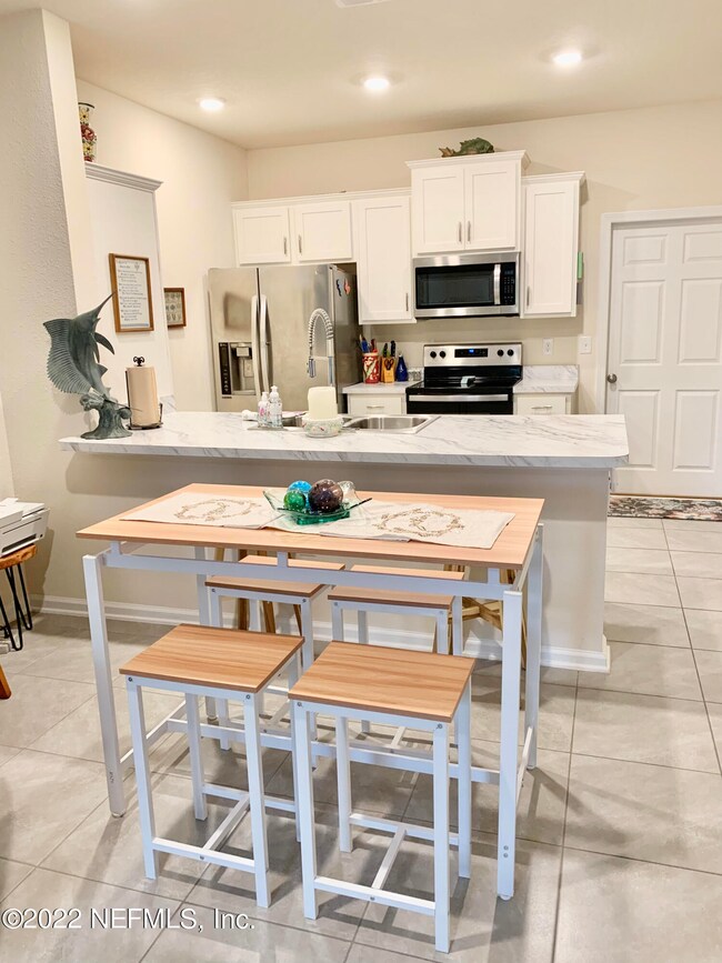 Kitchen breakfast bar/Dining