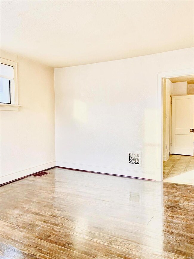 4735 Palm St, Saint Louis, MO 63115 - photo 2