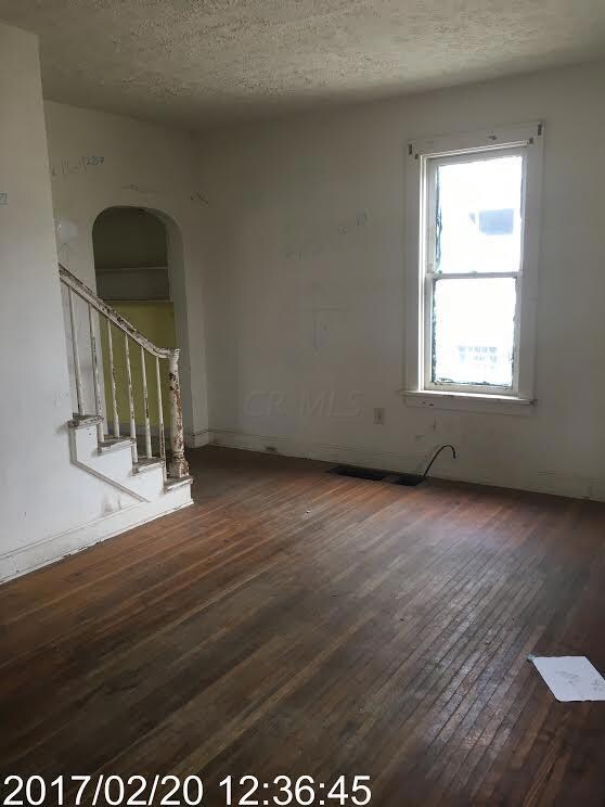 1572 Walsh living room