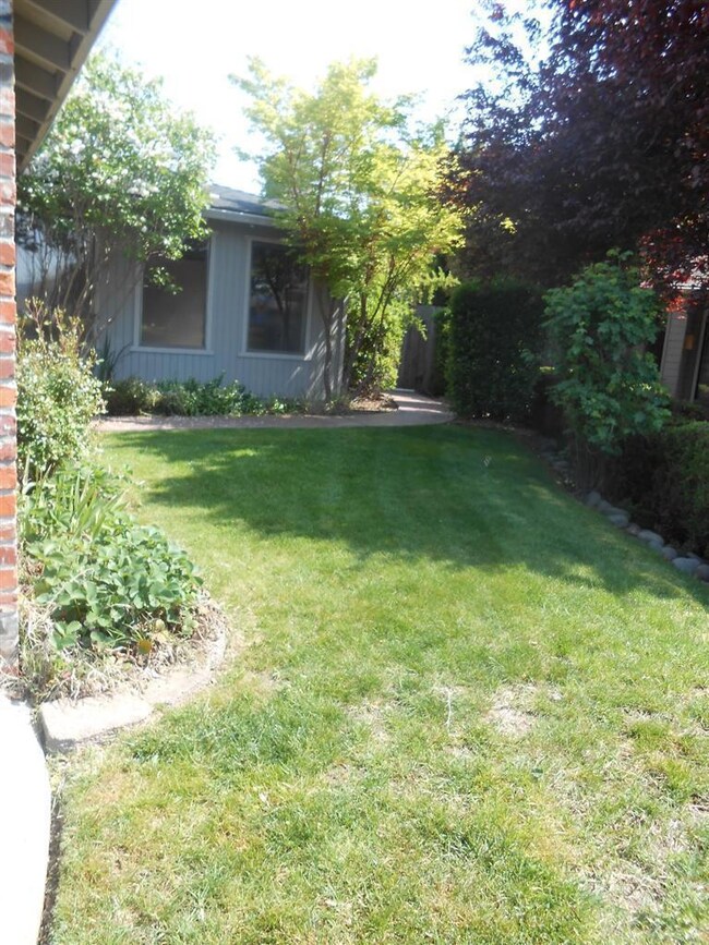 2340 Kona Cir, Medford, OR 97504 - photo 2
