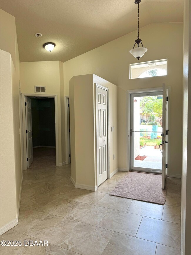 Frontdoorhallto2bedrm