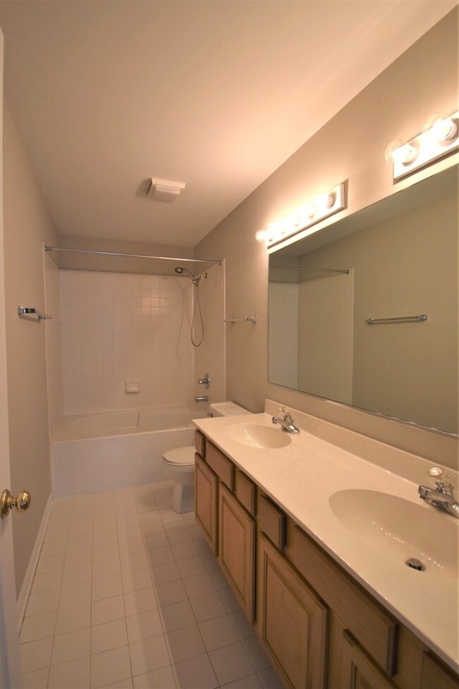 846 Old Checker Rd unit E3, Buffalo Grove, IL 60089 - photo 4