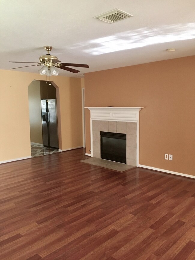 3121 Centennial Village Dr, Pearland, TX 77584 - photo 3